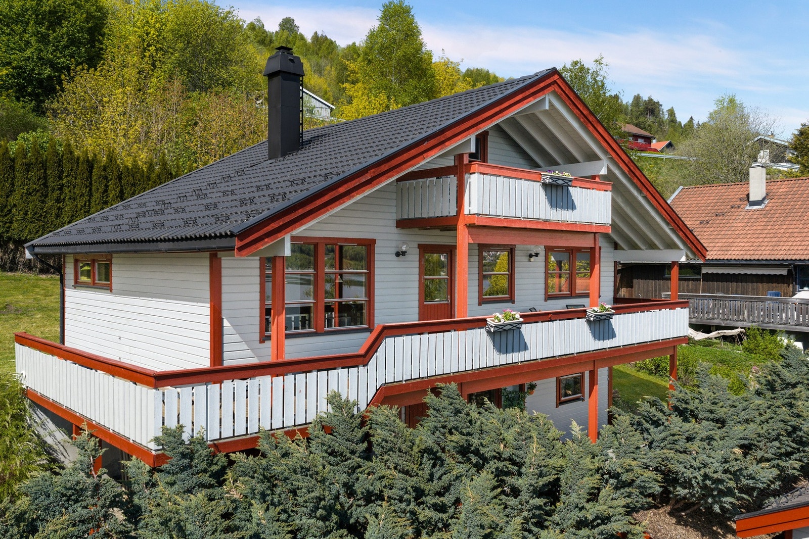 Enebolig over tre plan med utsikt mot Mjøsa. Galleribilde
