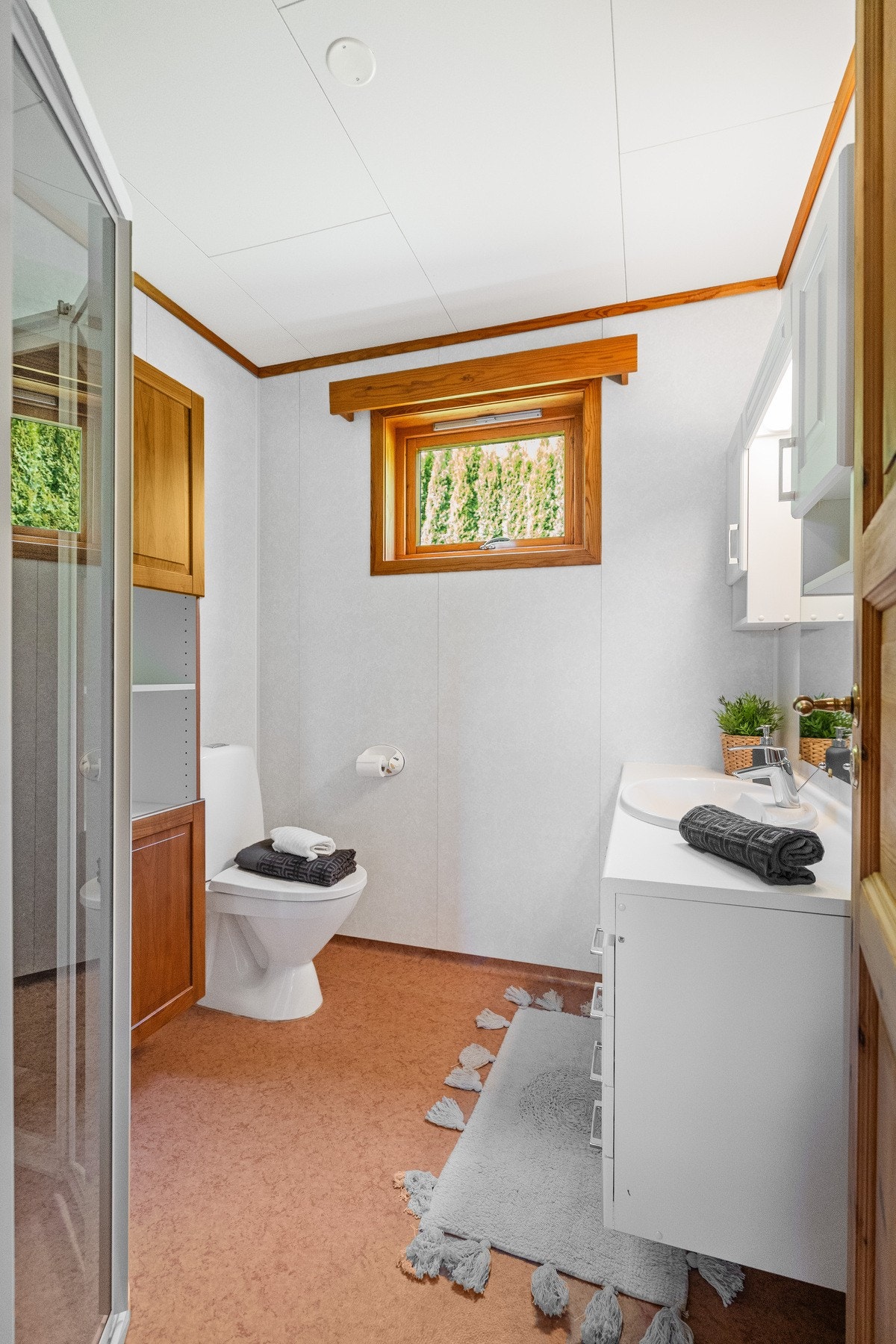 Badet i 1. etasje har en praktisk og funksjonell utforming med lyse overflater og enkel adkomst fra soverom og gang. Galleribilde