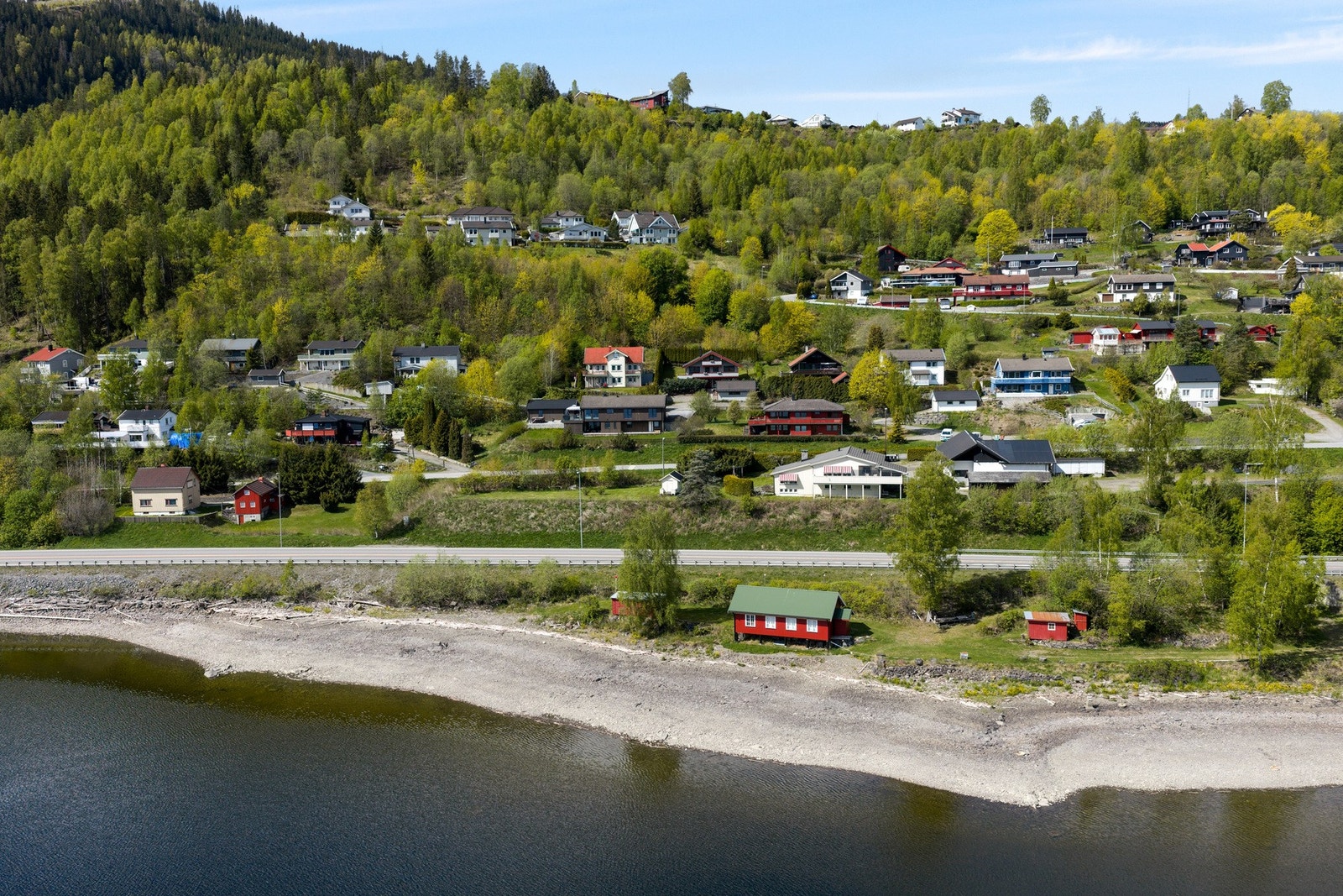 Korte avstander til skole, barnehage på Vingar og offentlig kommunikasjon, Kiwi på Vingnes, Strandtorget kjøpesenter m.m Galleribilde