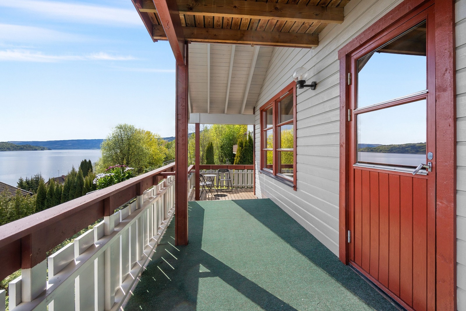 Her er det plass til både sittegrupper, grill og hyggelige sammenkomster med familie og venner på solrike dager. Galleribilde