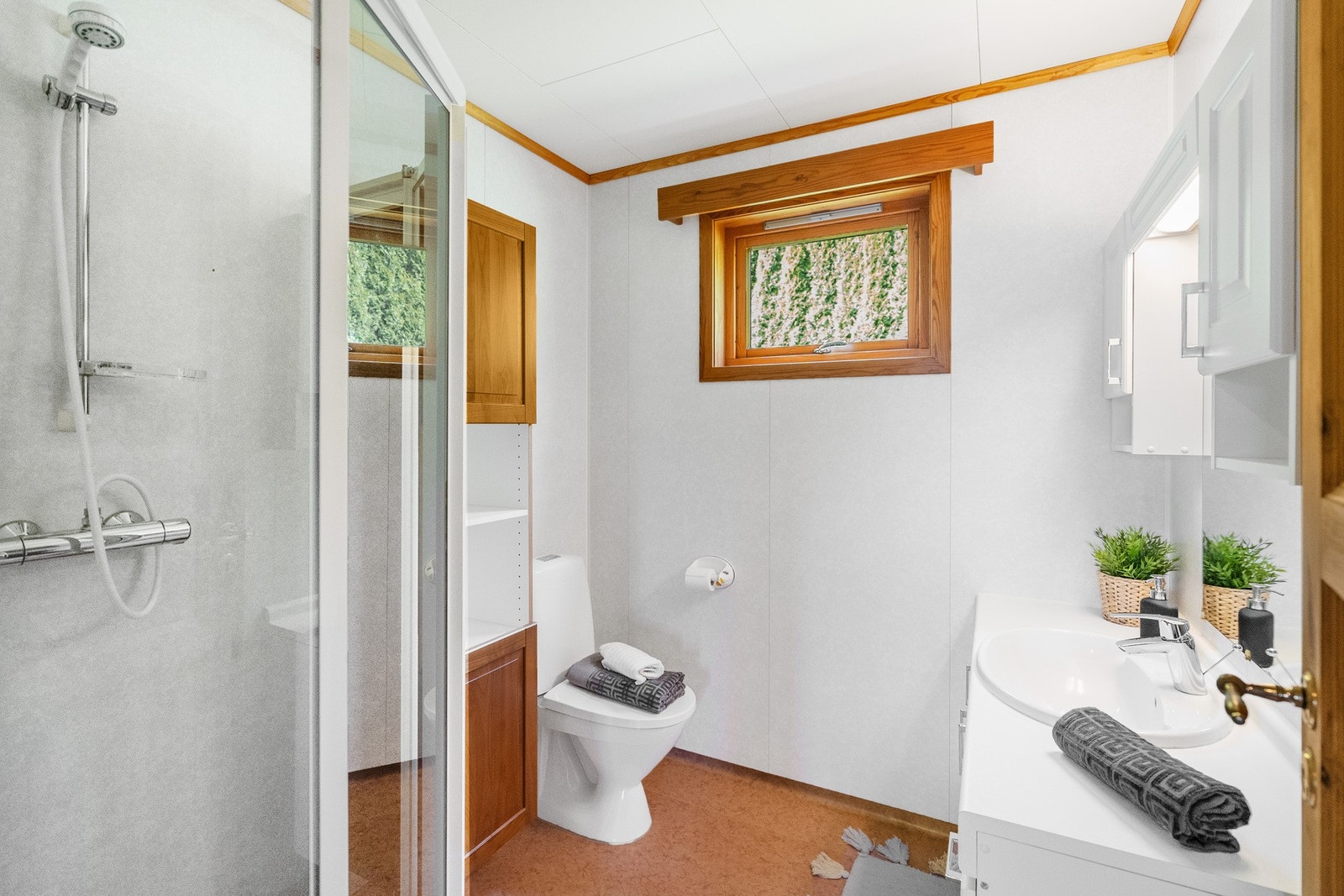Badet er utstyrt med toalett, baderomsinnredning med heldekkende servantplate og badekar. Galleribilde