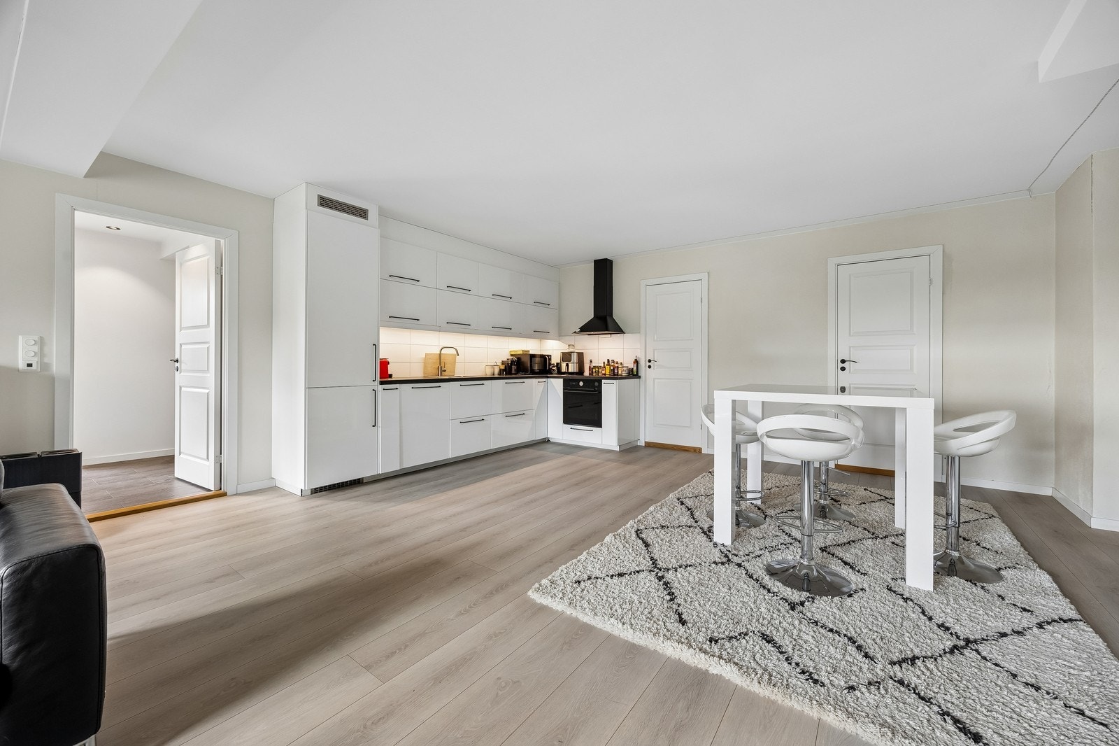 Stort og moderne kjøkken i åpen løsning med stue. Videre adkomst til to av boligens soverom. Galleribilde