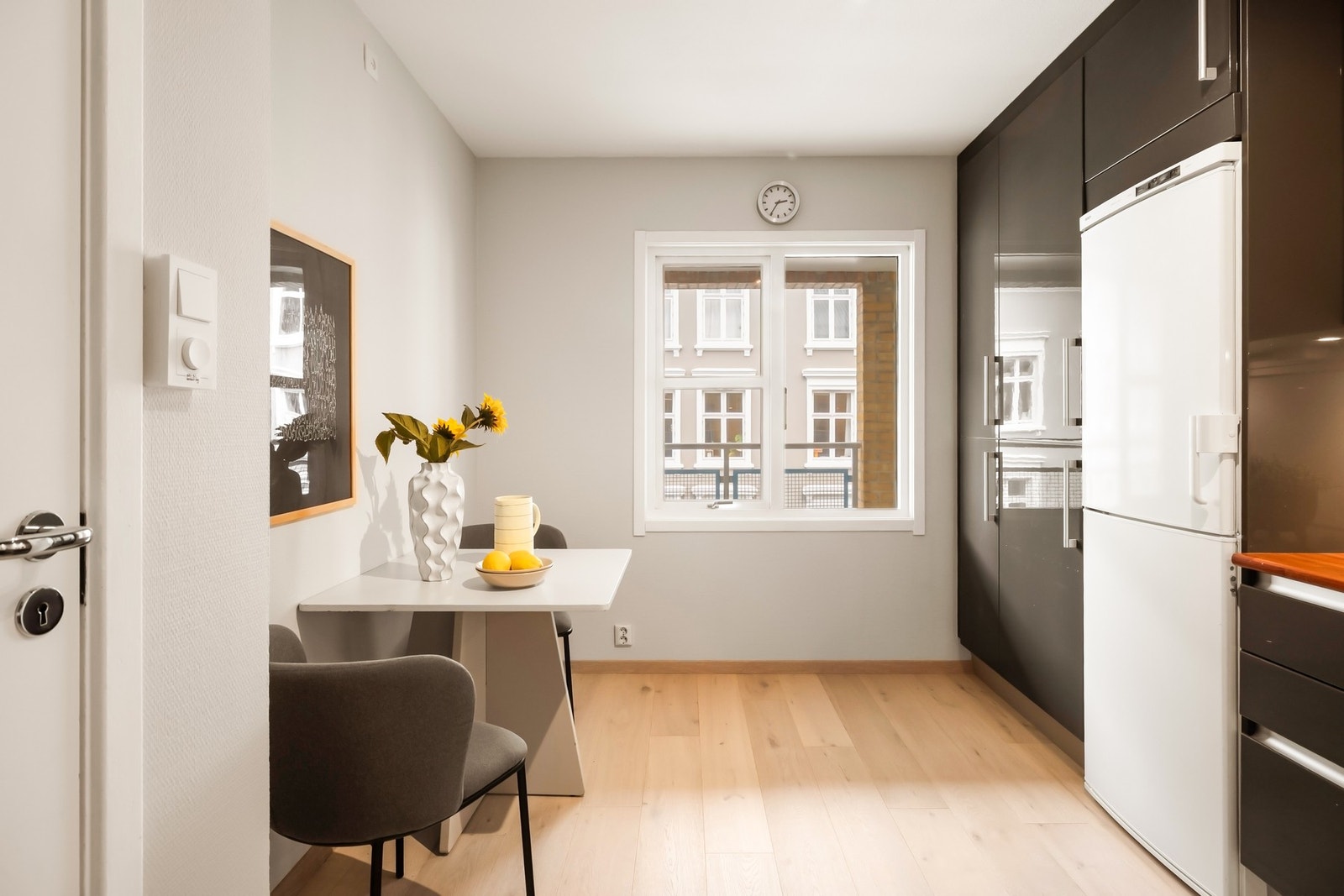 Det er god plass til spisebord på kjøkkenet, så her kan familien samles rundt kjøkkenbordet i hverdagen. Galleribilde