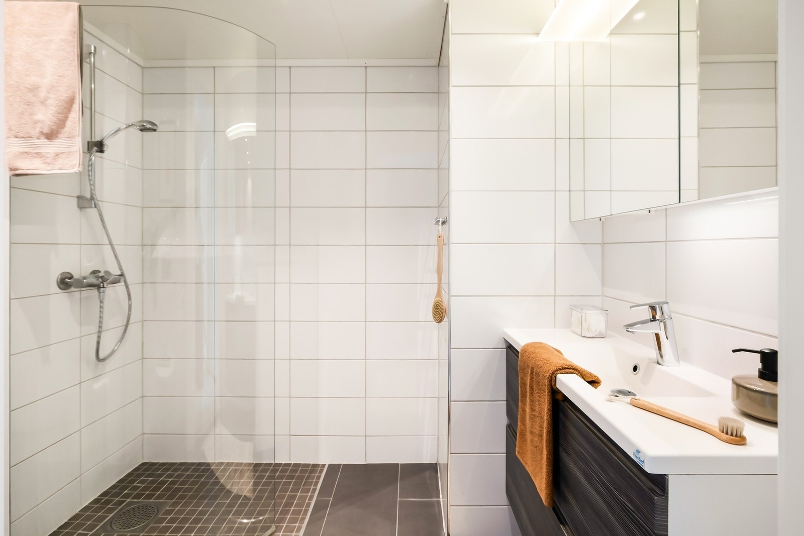 Badet 7,2 kvm og ble pusset opp av fagfolk i 2014. Galleribilde