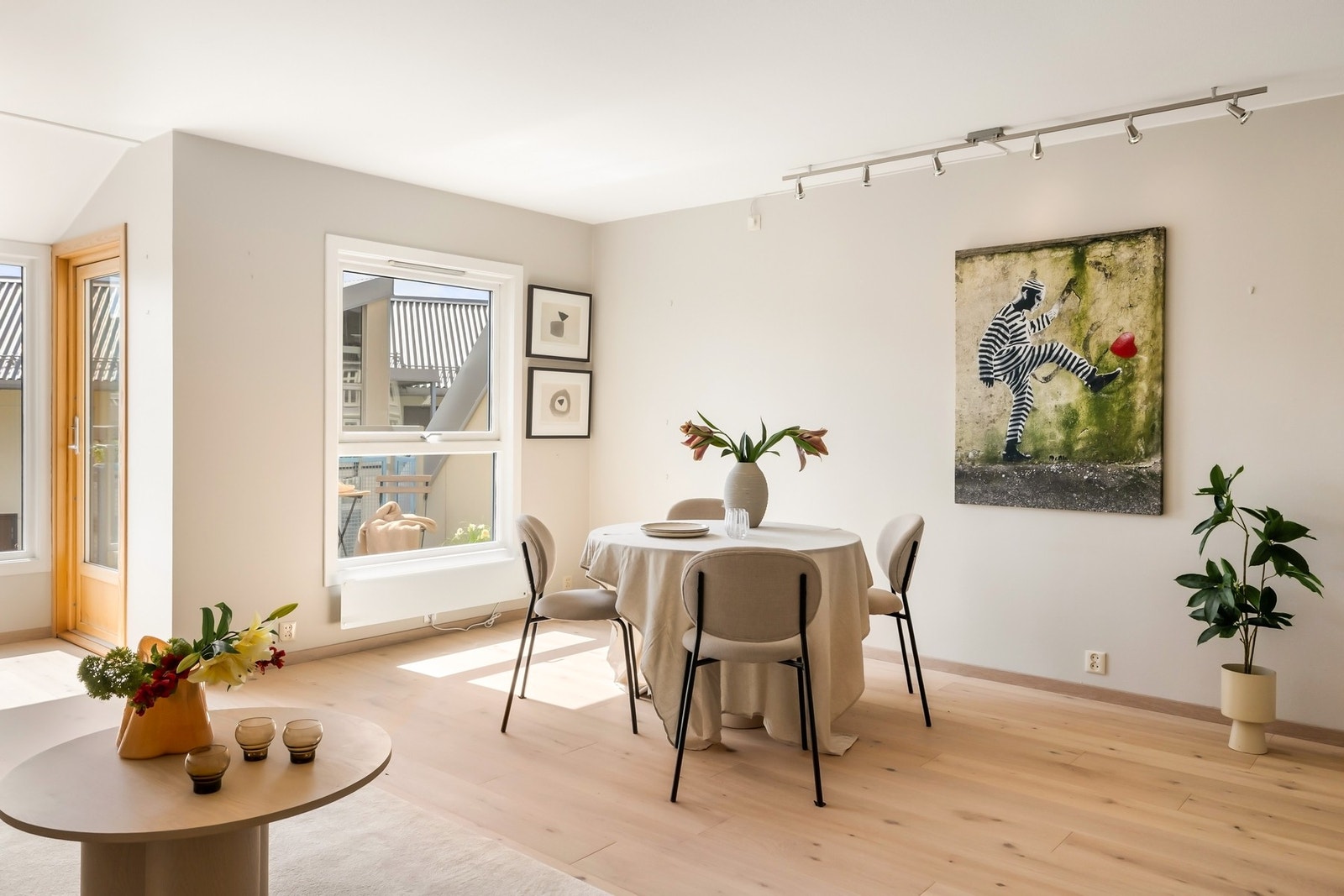 I stuen er det god plass til spisebord, i tillegg er det plass til stort spisebord på kjøkkenet. Galleribilde