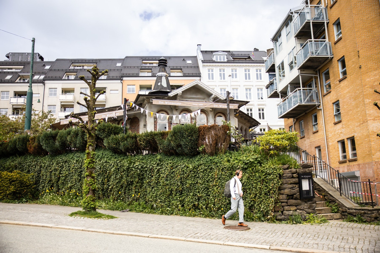 Bydelspuben Dr. Wiesener er borettslagets nærmeste nabo, og et populært samlingspunkt i nabolaget. Galleribilde