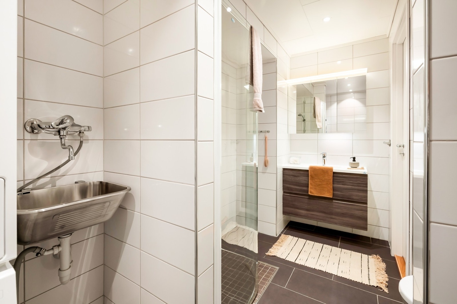 Innerst på badet er det vaskeromsdel med utslagsvask og opplegg for vaskemaskin og tørketrommel. Galleribilde