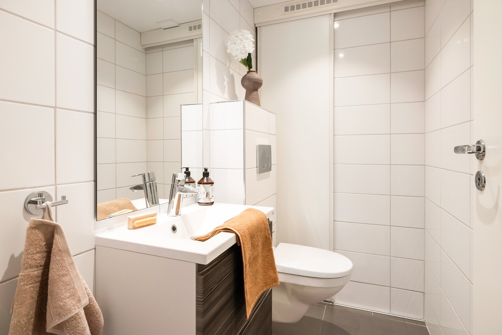 I denne etasjen er et romslig toalettrom som ble pusset opp i 2014. Legg merke til skyvedøren med plass til oppbevaring innerst i rommet. Galleribilde