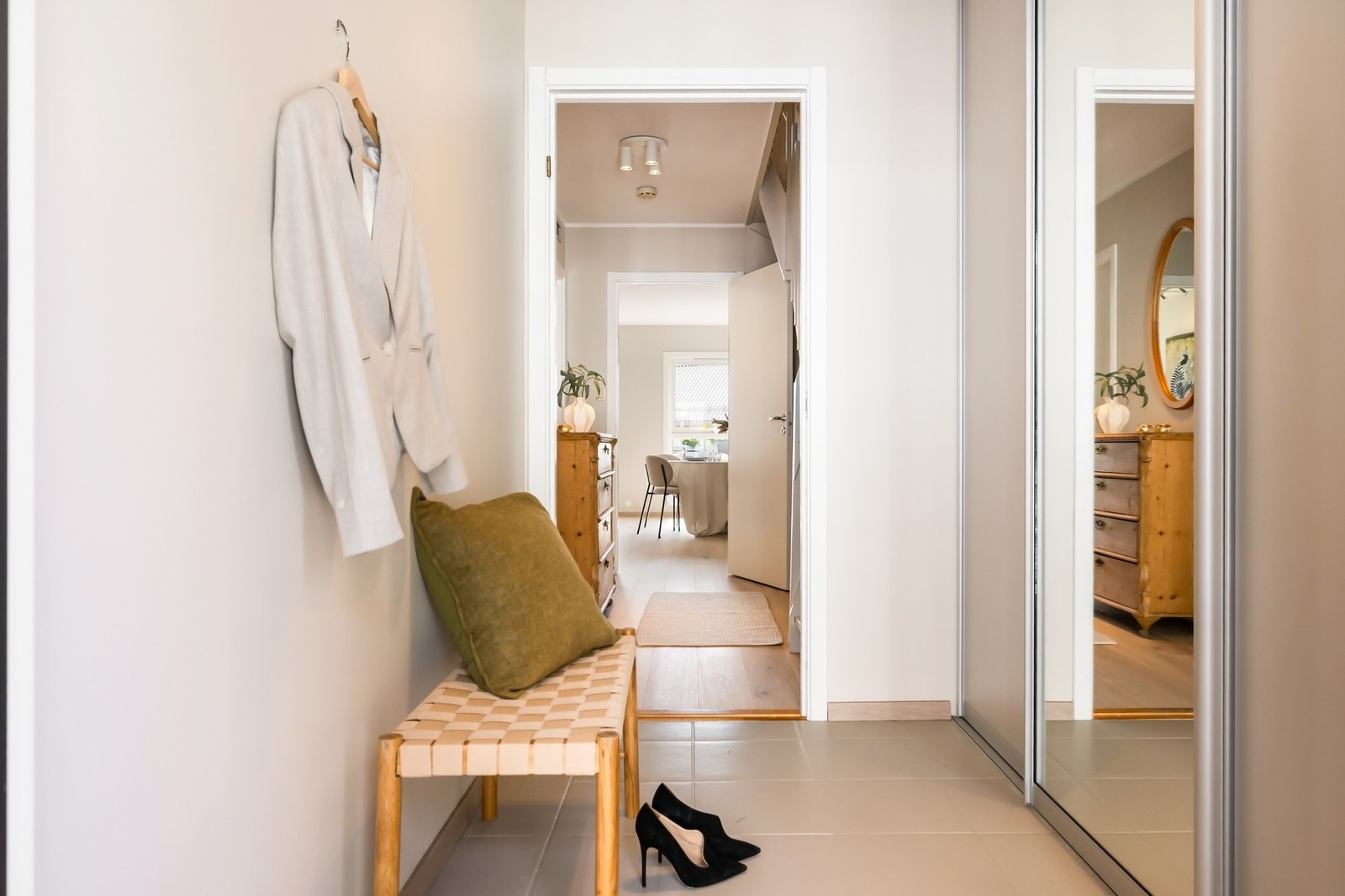 I yttergangen er det flislagt gulv og stor skyvedørsgarderobe med god oppbevaringsplass. Galleribilde