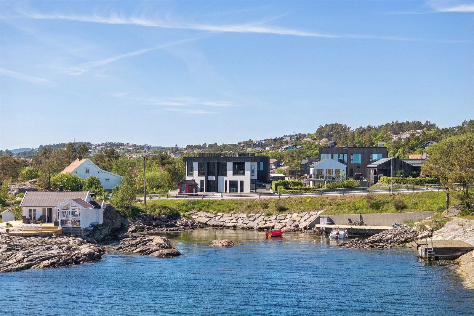 Denne fantastiske eiendommen ligger i første rekke mot sjøen, og byr på en helt eventyrlig utsikt! Galleribilde