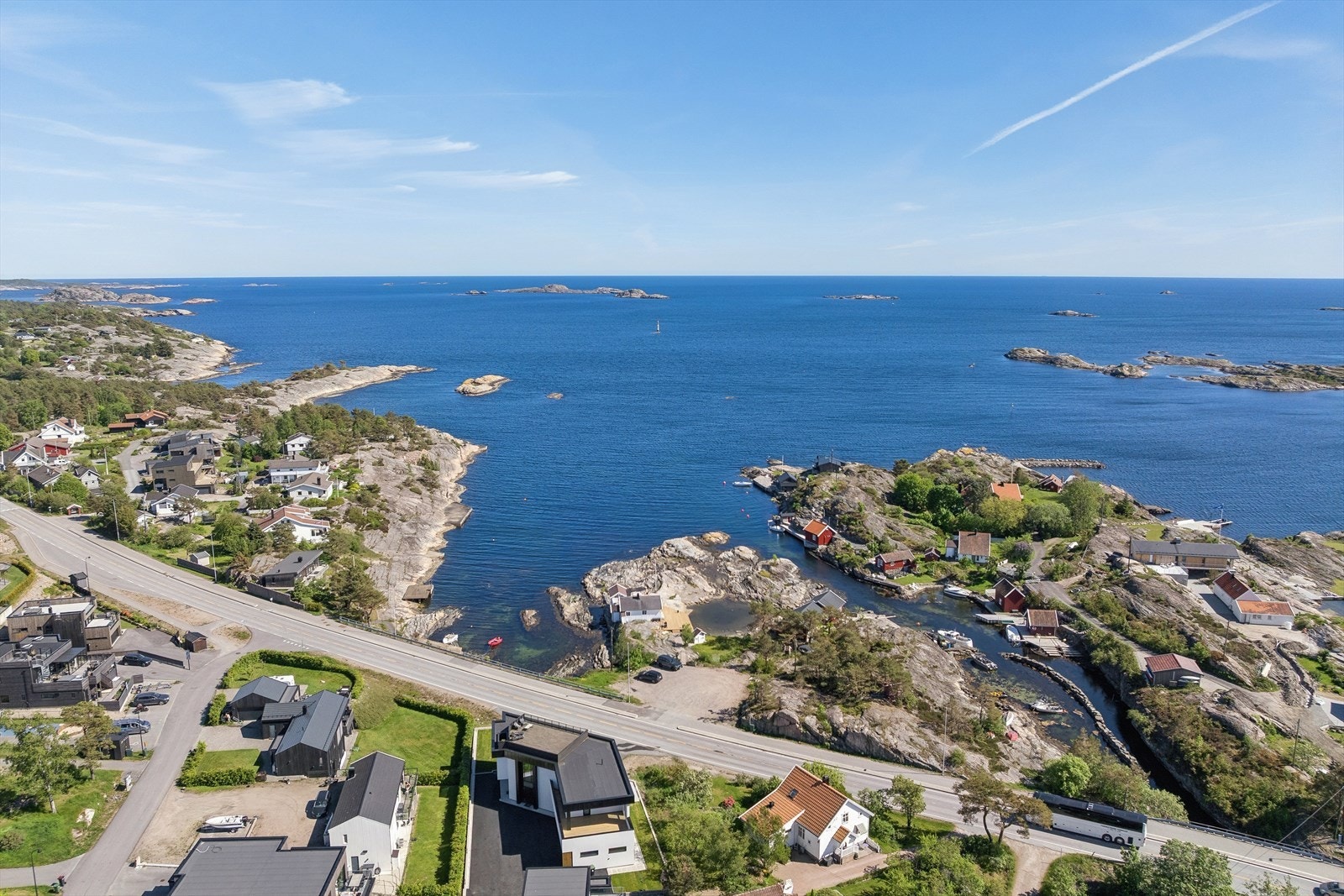 Med store vindusflater, egen takterrasse og tomt vendt mot sjøen vil du aldri bli lei av utsikten! Galleribilde