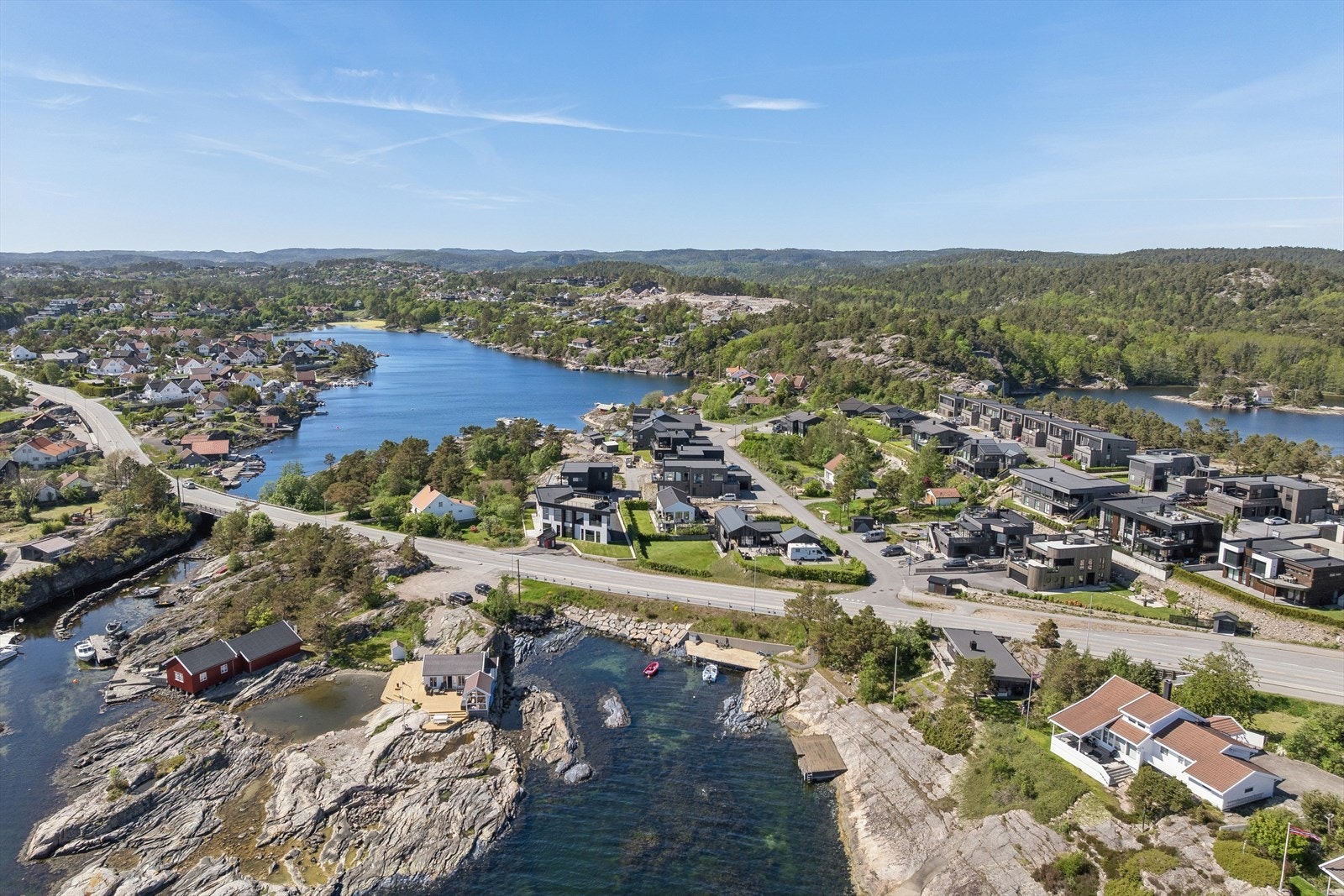 Eiendommen ligger pent til på Kileneset, med Kilen i bakkant og skjærgård i front! Nydelige turløyper i området. Galleribilde