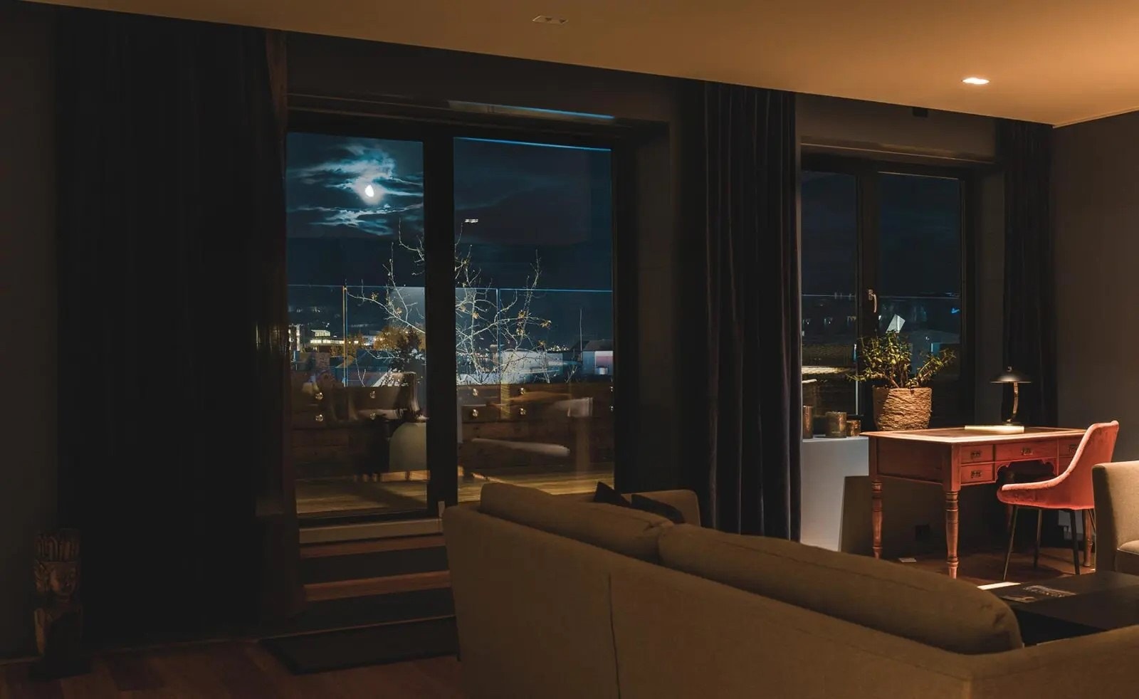 Stor loftstue med utgang til balkong og takterrasse.