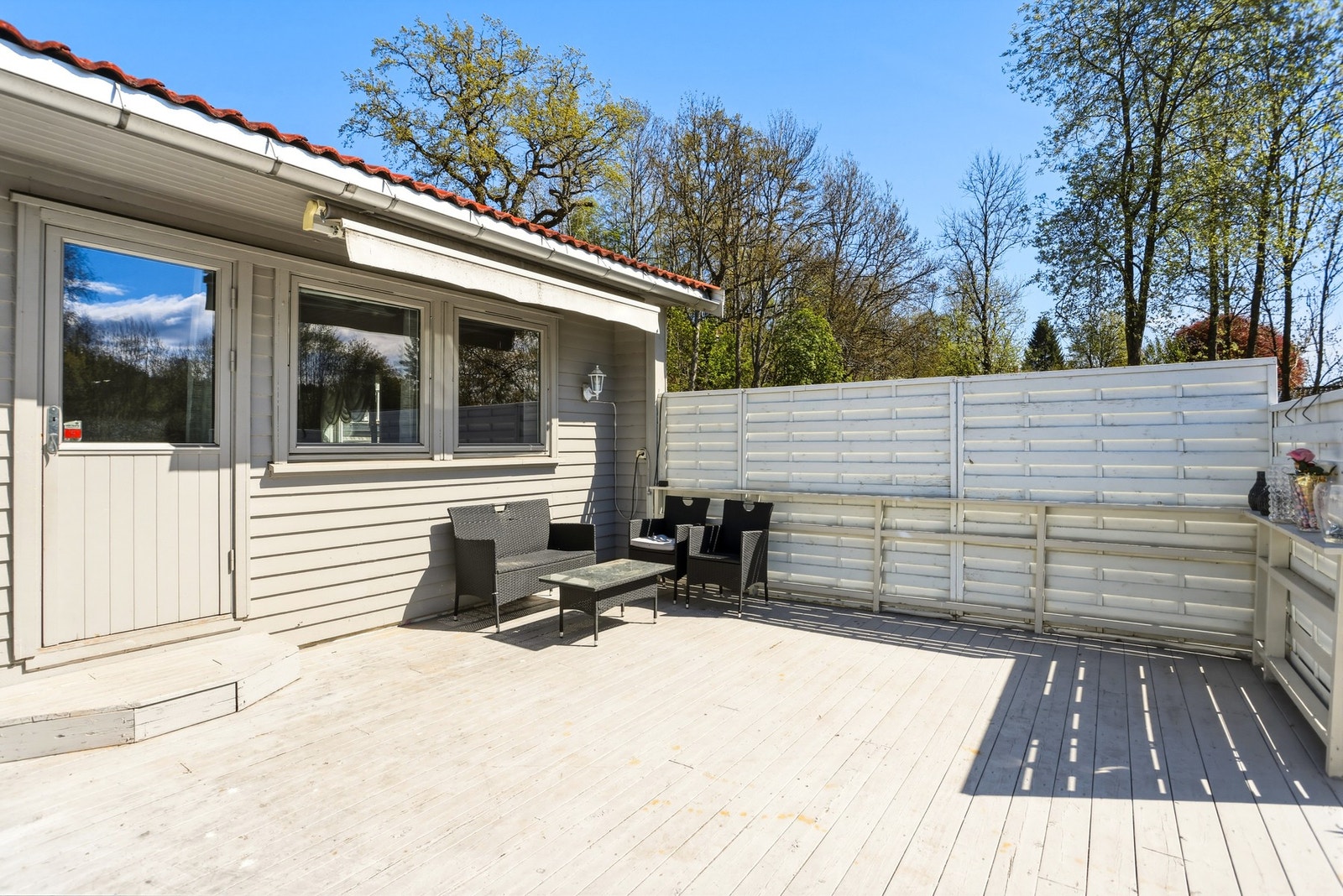 Solrik og fin terrasse Galleribilde