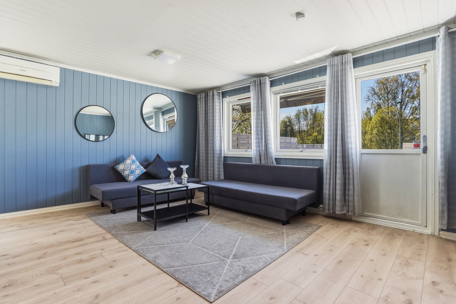 Trivelig innredet stue med utgang til terrasse og hage. Galleribilde