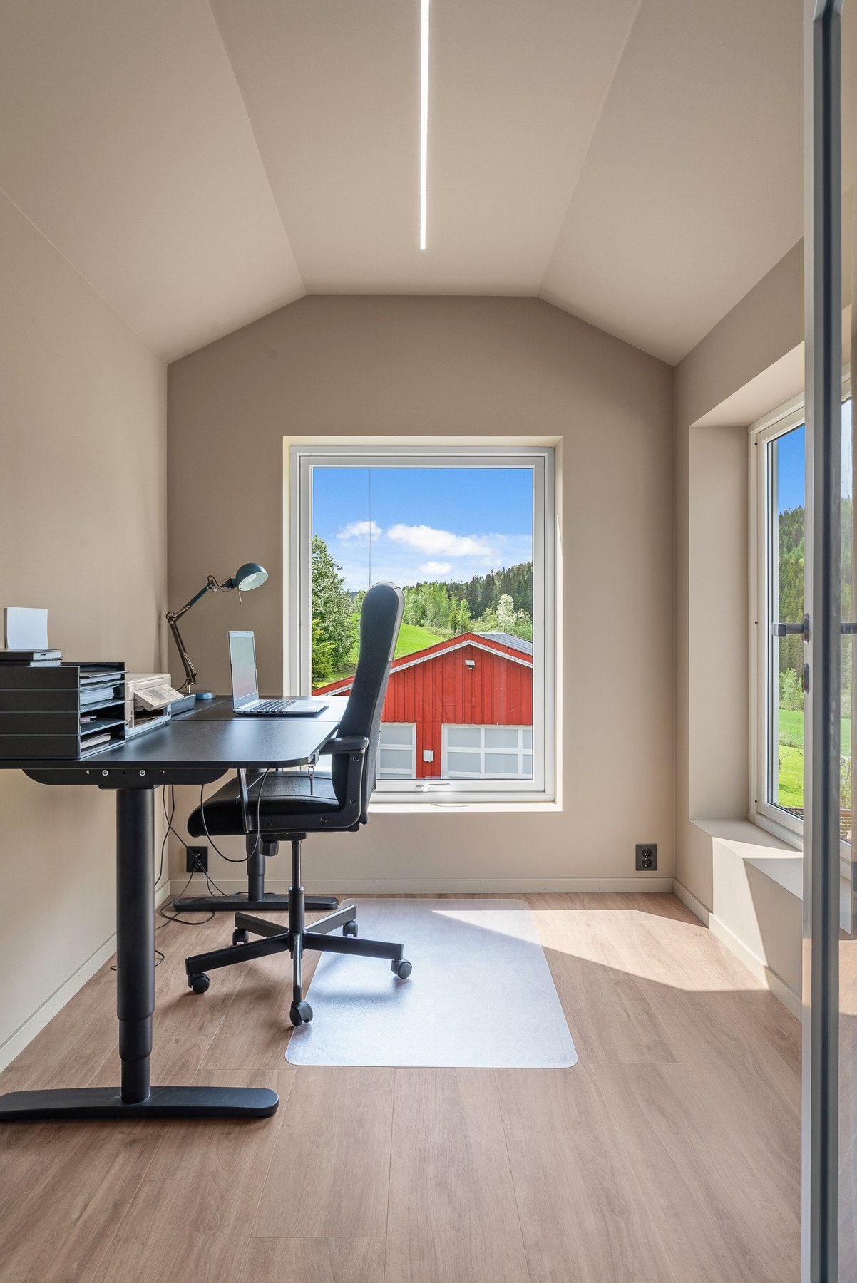 I 2. etg har man også et kontor med oversikt over eiendommen. Galleribilde