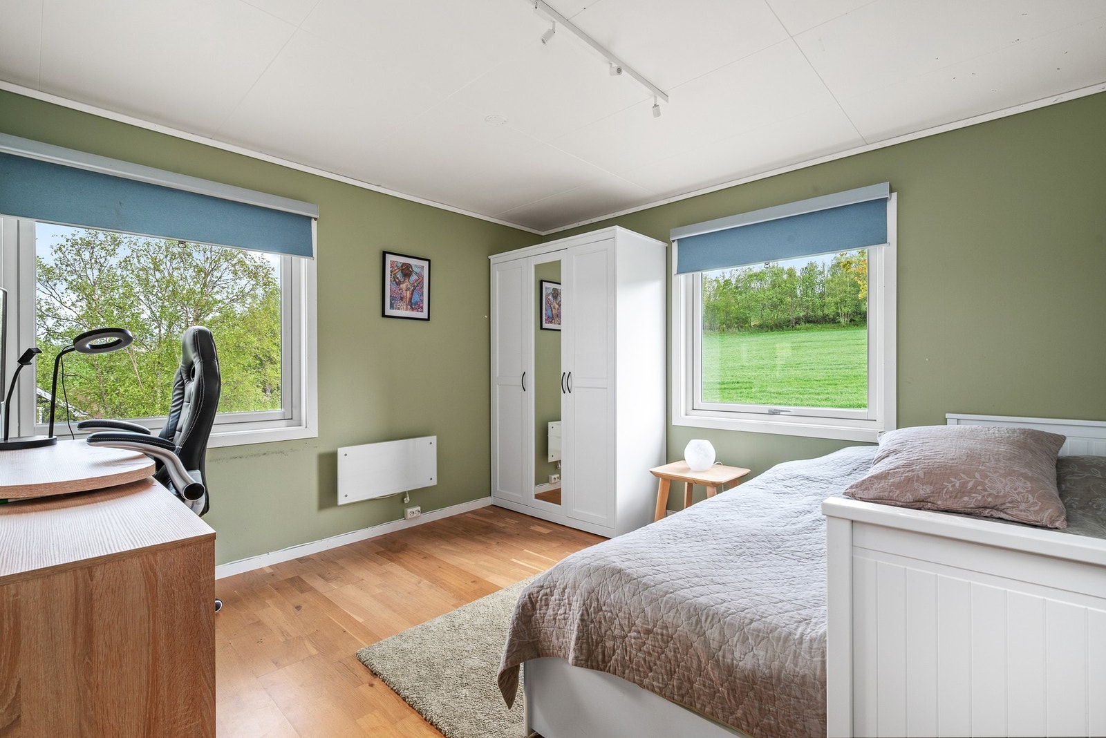 Soverommene er romslige og har god plass til seng og garderober. Galleribilde