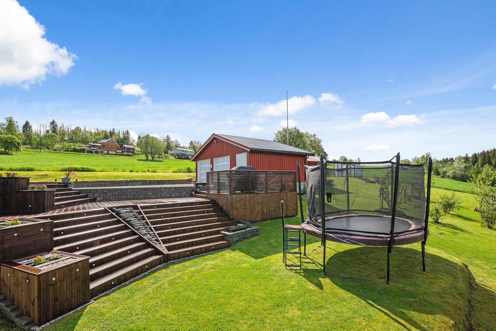 På eiendommen har man god plass til trampoline for de minste i familien. Galleribilde