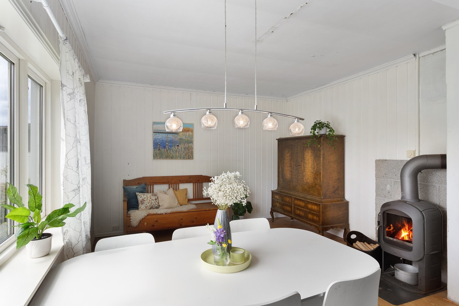 Laminat på gulv, malt panel på vegger og malt himling Galleribilde