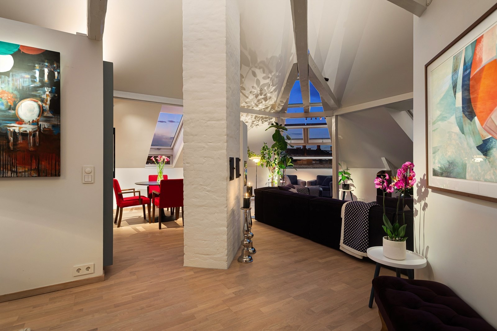 Lekker, påkostet og gjennomgående loftsleilighet med privat takterrasse Galleribilde