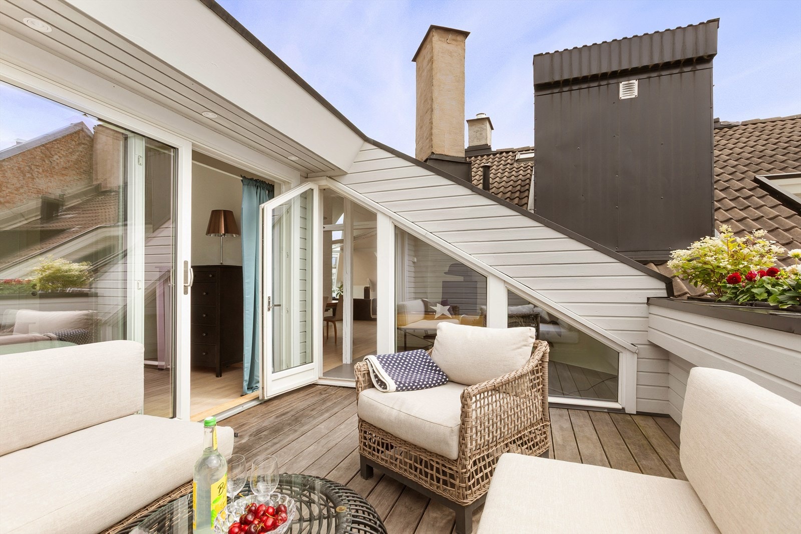 Her finner du en leilighet som rommer mye. Blant annet en helt skjermet og tilbaketrukket terrasse med gode solforhold! Her er det også lagt snøsmelteslynge slik at snø på vinteren ikke er noe problem Galleribilde