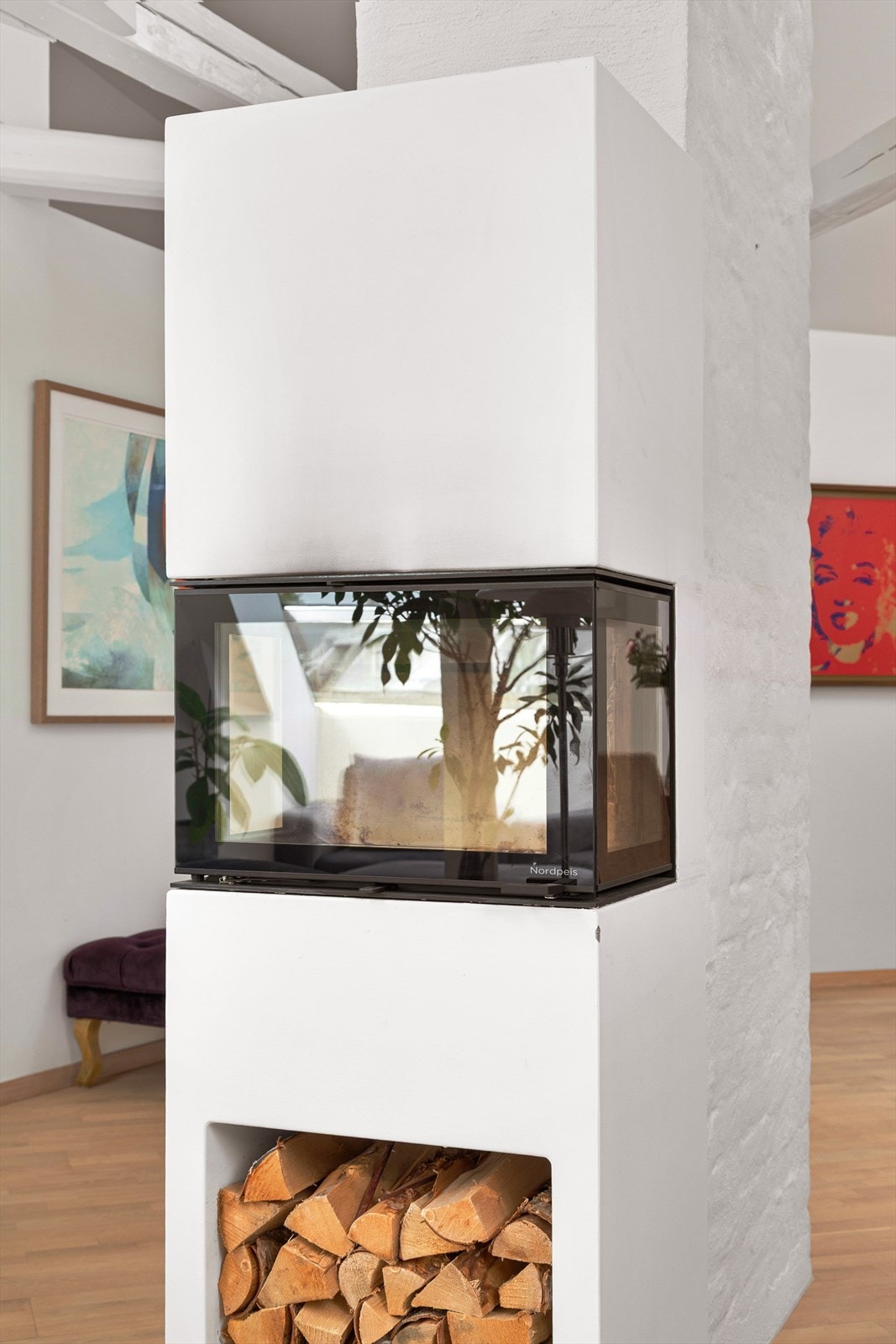 Deilig peis som avgir masse kos og varme til hele leiligheten. Praktisk nisje for ved under innsatsen Galleribilde