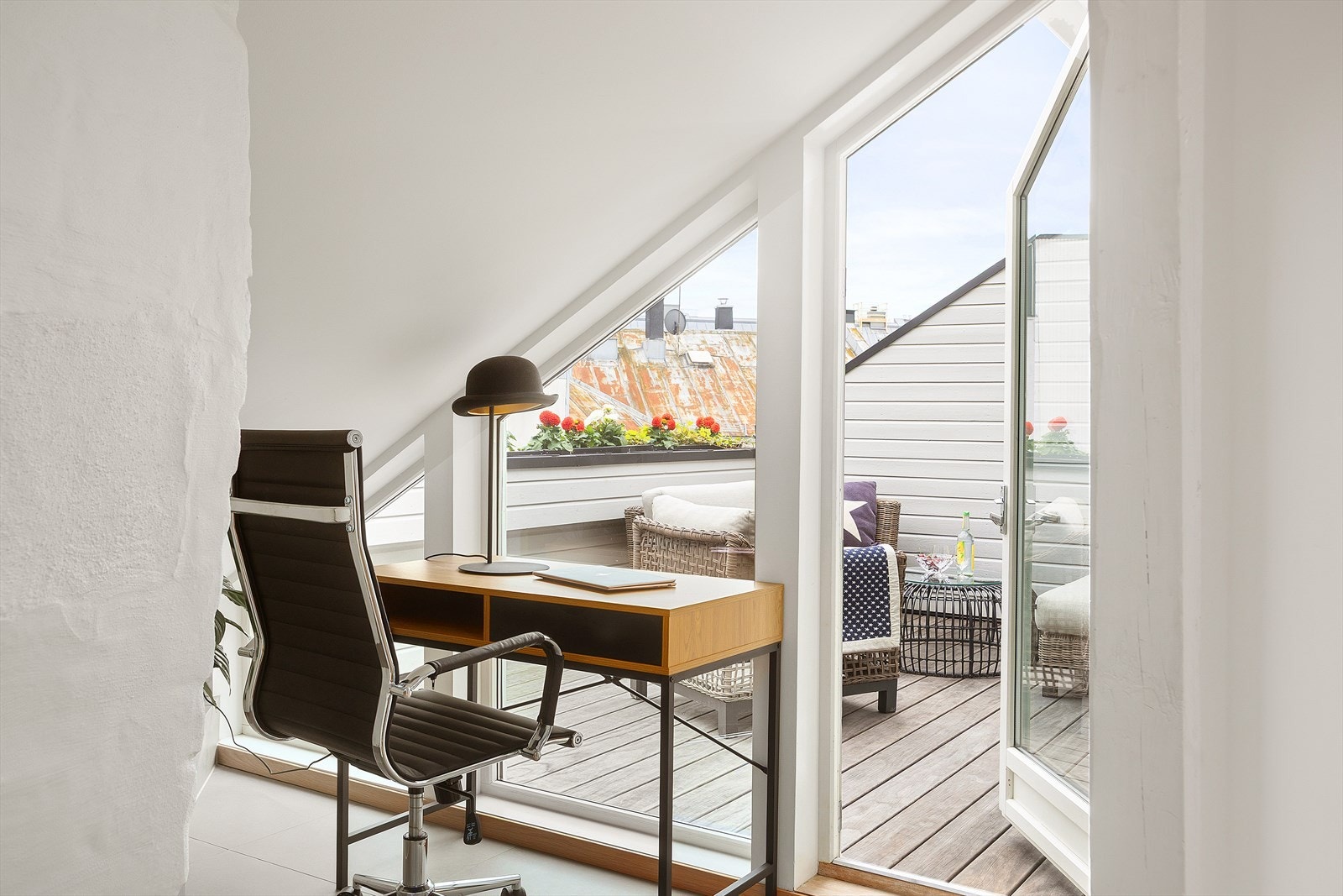 Stue/kontorløsning med utgang til privat takterrasse Galleribilde