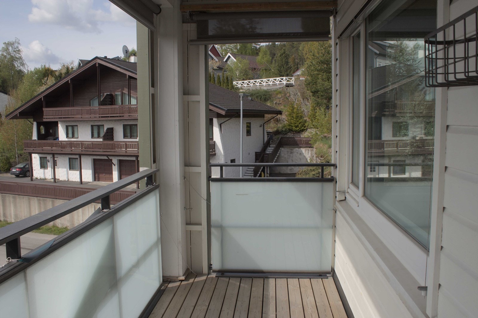 Balkomgen har plass til både hagemøbler og grill. Galleribilde
