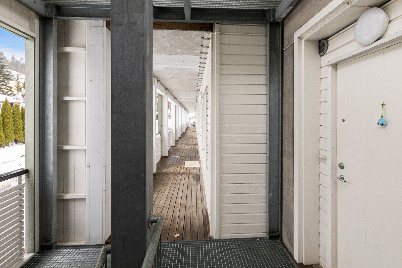 Det er adkomst til leiligheten som ligger i 2. etasje via en svalgang, Galleribilde