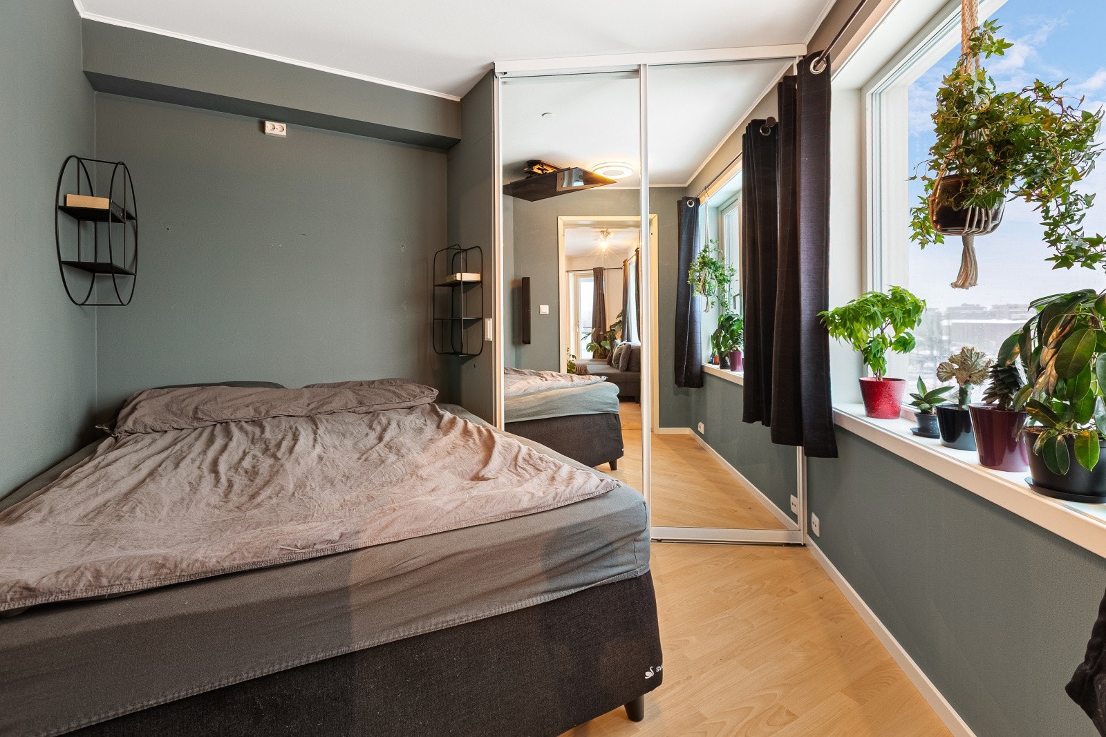 Her er det plass til dobbeltseng og et stort garderobeskap med god oppbevaringsplass. Galleribilde