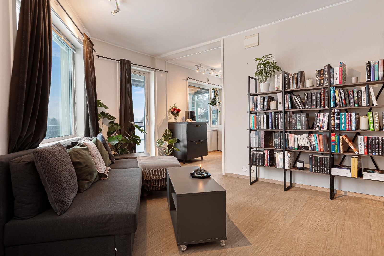 Her er flere store vindusflater som slipper inn mye naturlig lys og skaper en god atmosfære i rommet. Galleribilde