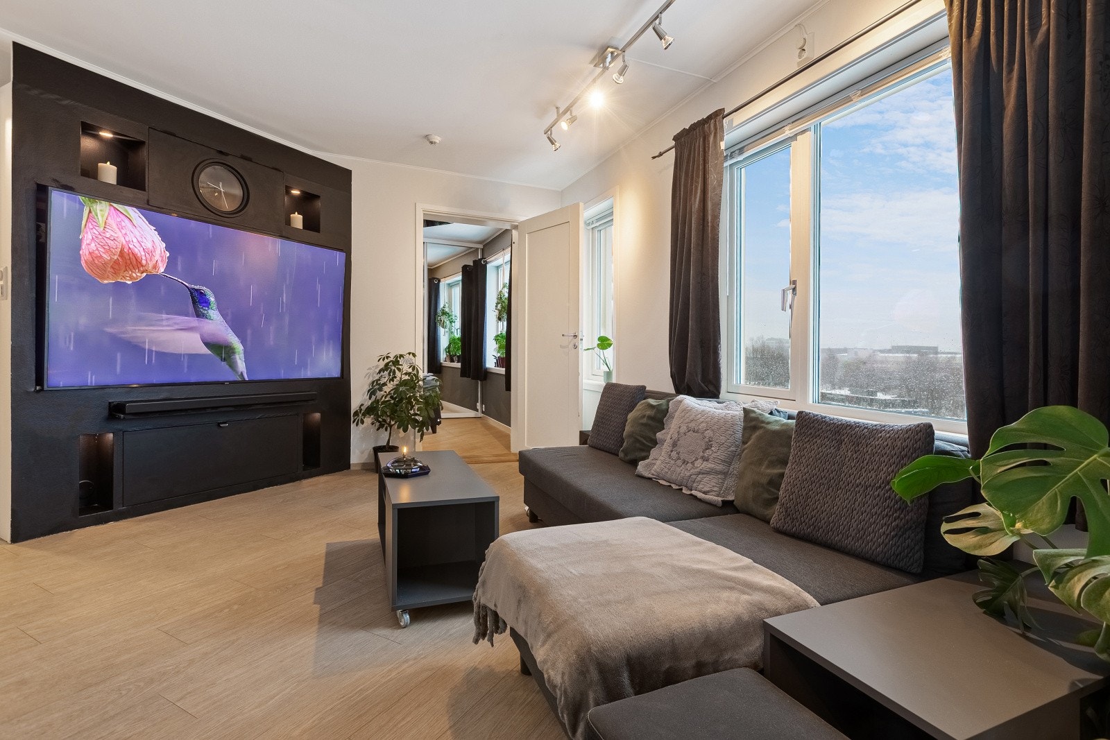 Stuen er arealeffektiv med plass til å møblere med en sofagruppe og oppbevaring. TV er veggmontert og medfølger. Galleribilde
