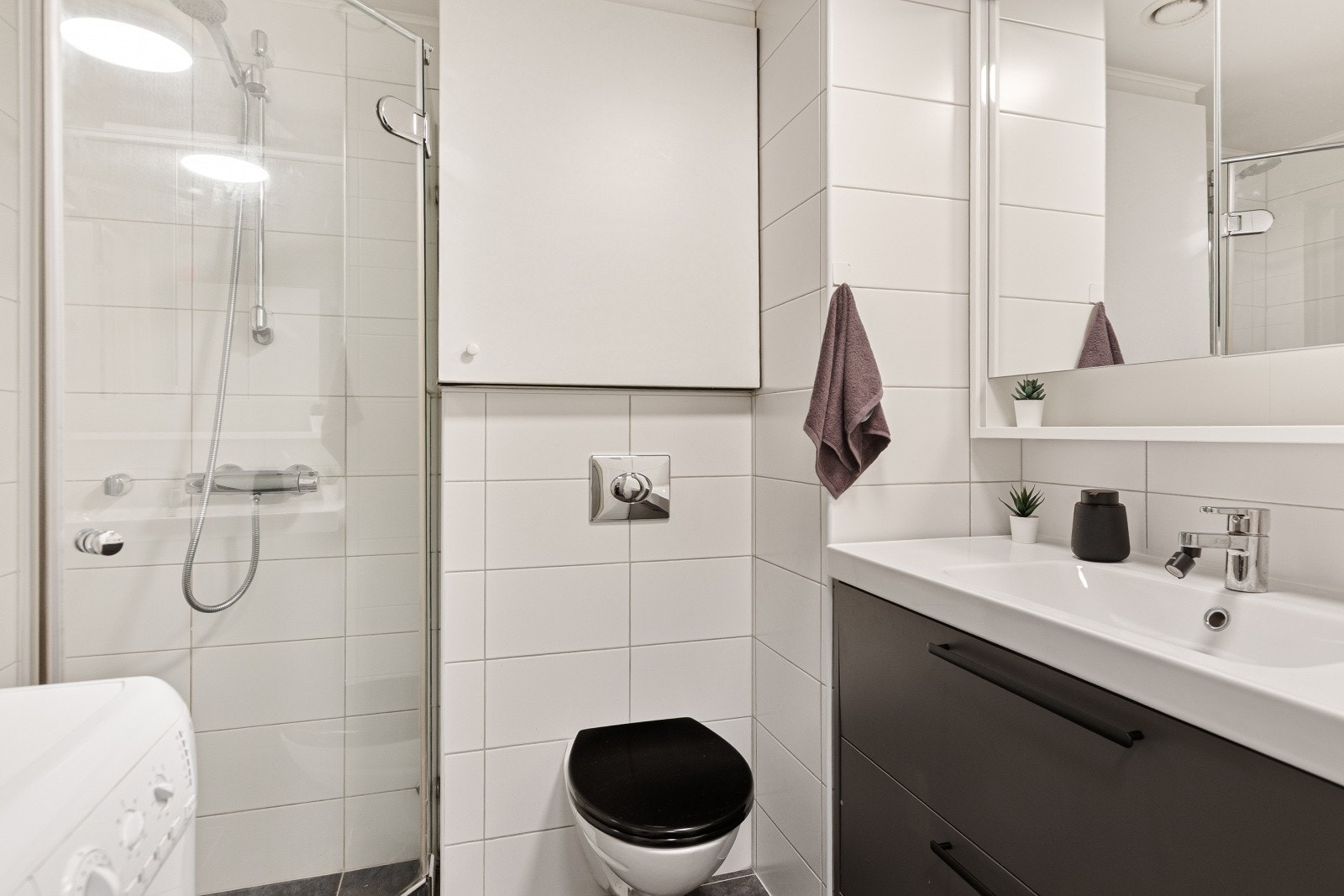 Leiligheten har et pent og tidløst bad som er flislagt og har behagelig gulvvarme. Galleribilde