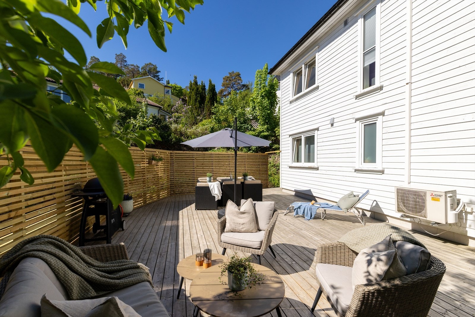Solrik og skjermet terrasse og uteområde som inviterer til hyggelige sommerdager hjemme. Galleribilde