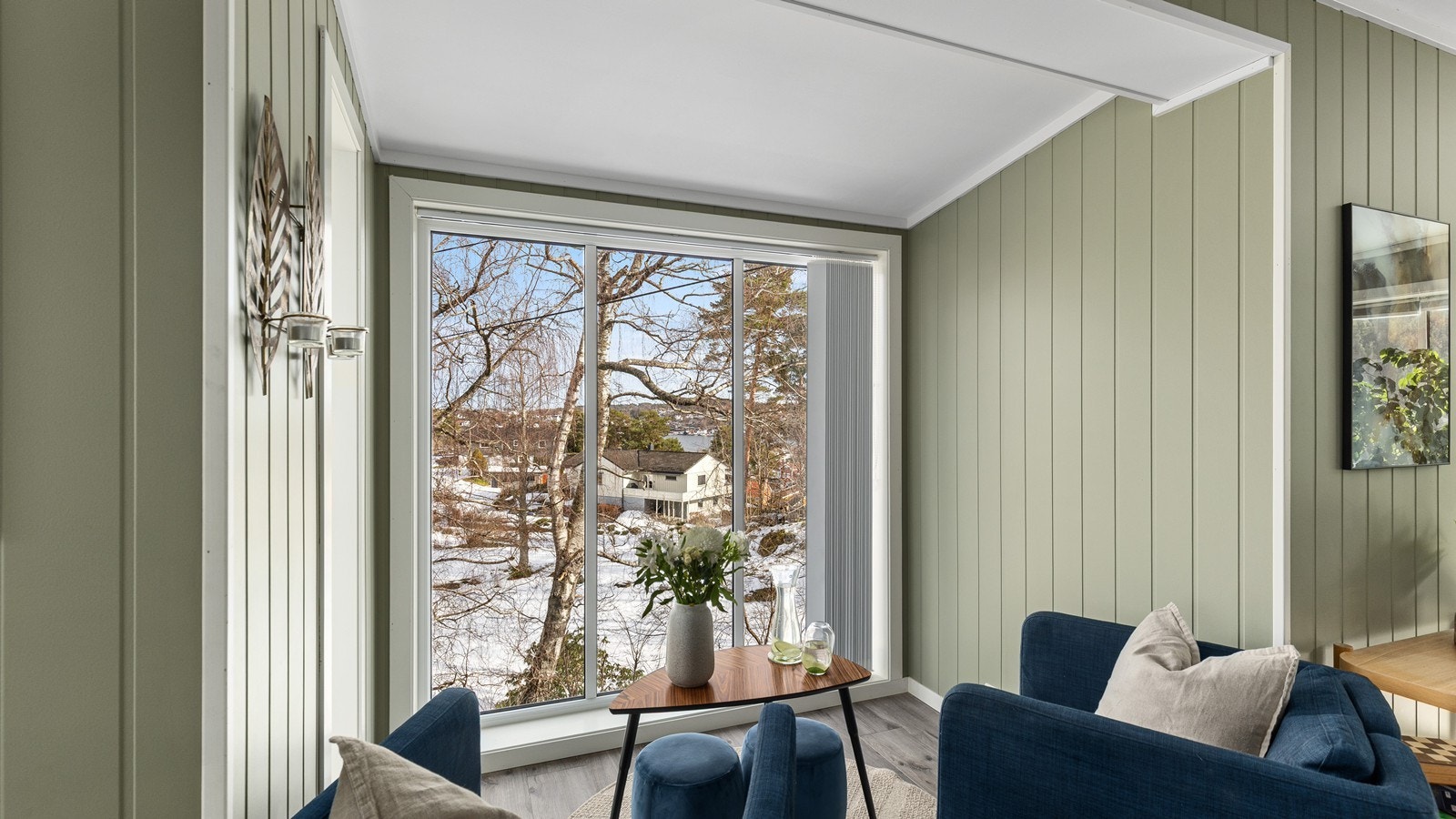 Stuen er smart inndelt i flere soner med gode møbleringsmuligheter, herunder en hyggelig avslapningssone hvor utsikten virkelig kan nytes. Galleribilde