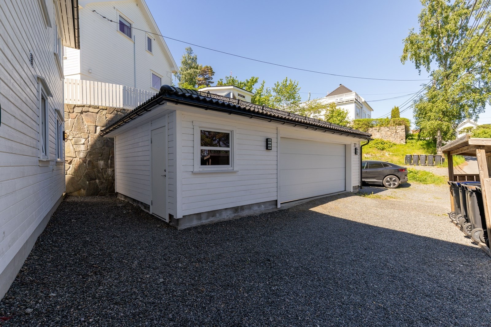 Romslig garasje med tilhørende bod. Her er det god plass til lagring. Galleribilde