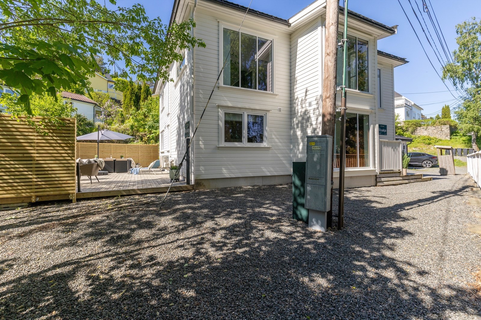 Boligen går over to plan med en funksjonell og godt planlagt planløsning - ideell for storfamilien som ønsker både sosiale oppholdsrom og skjermede private områder. Galleribilde