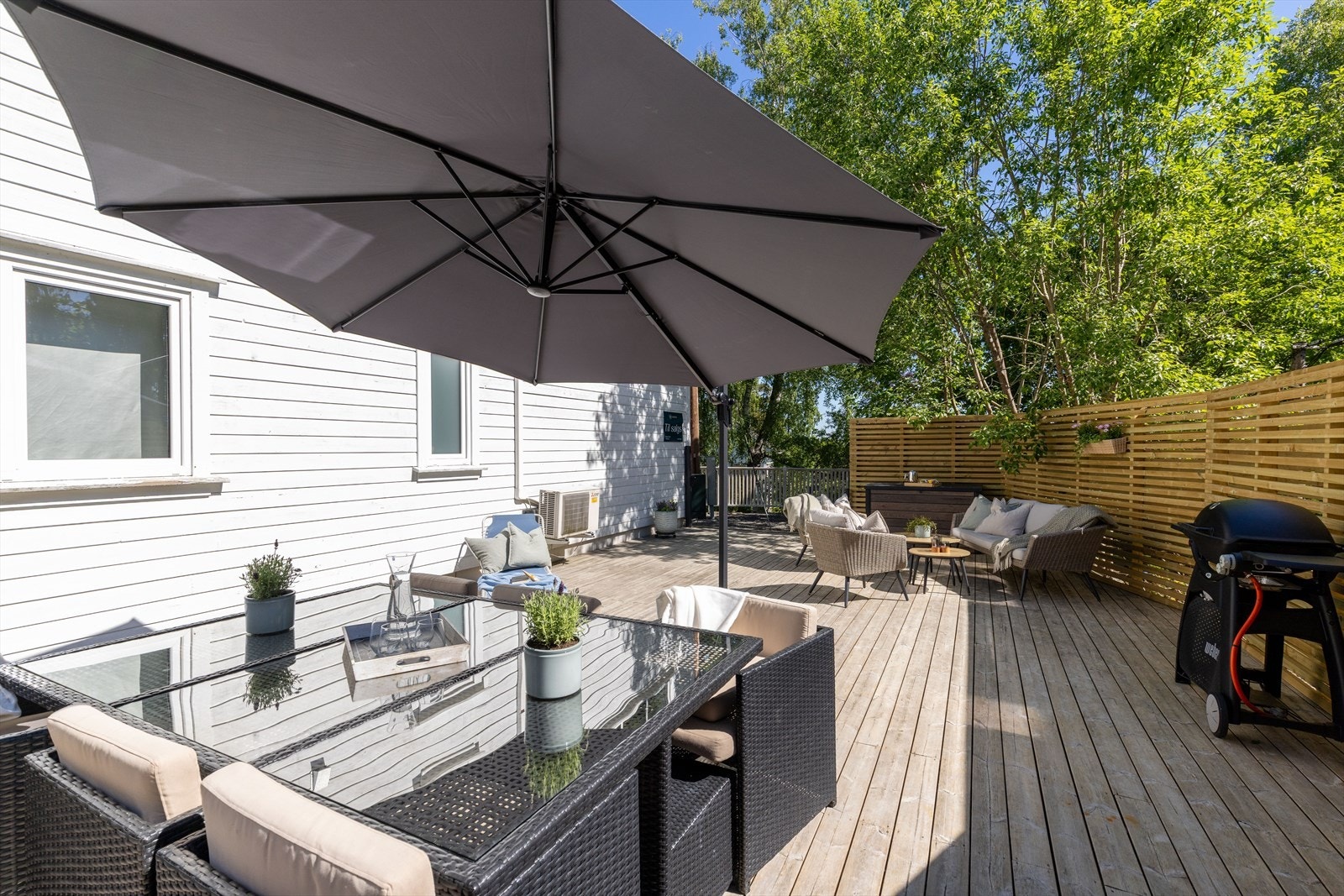 Her ligger alt til rette for hyggelige sommerdager og lange sommerkvelder, hvor du kan invitere venner og familie på grilling, gode samtaler og fine stunder. Galleribilde