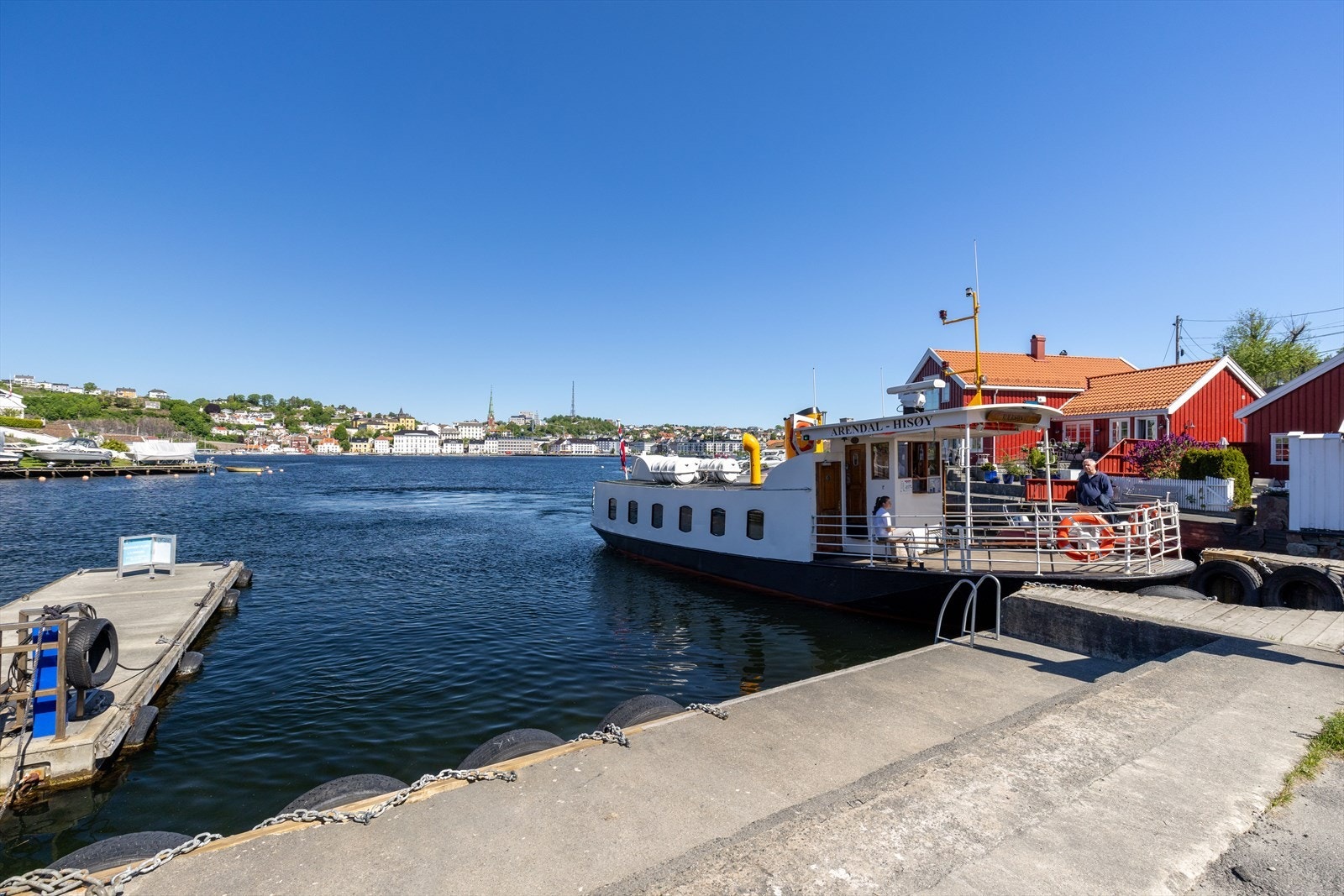 Kaia på Kolbjørnsvik ligger omtrent syv minutters gange fra boligen, og ferga er både en praktisk og sjarmerende del av øysamfunnet - en hyggelig vei til byen året rundt. Her finner du også bla. den koselige og populære Moringen Pub og Hisøy legesenter. Galleribilde