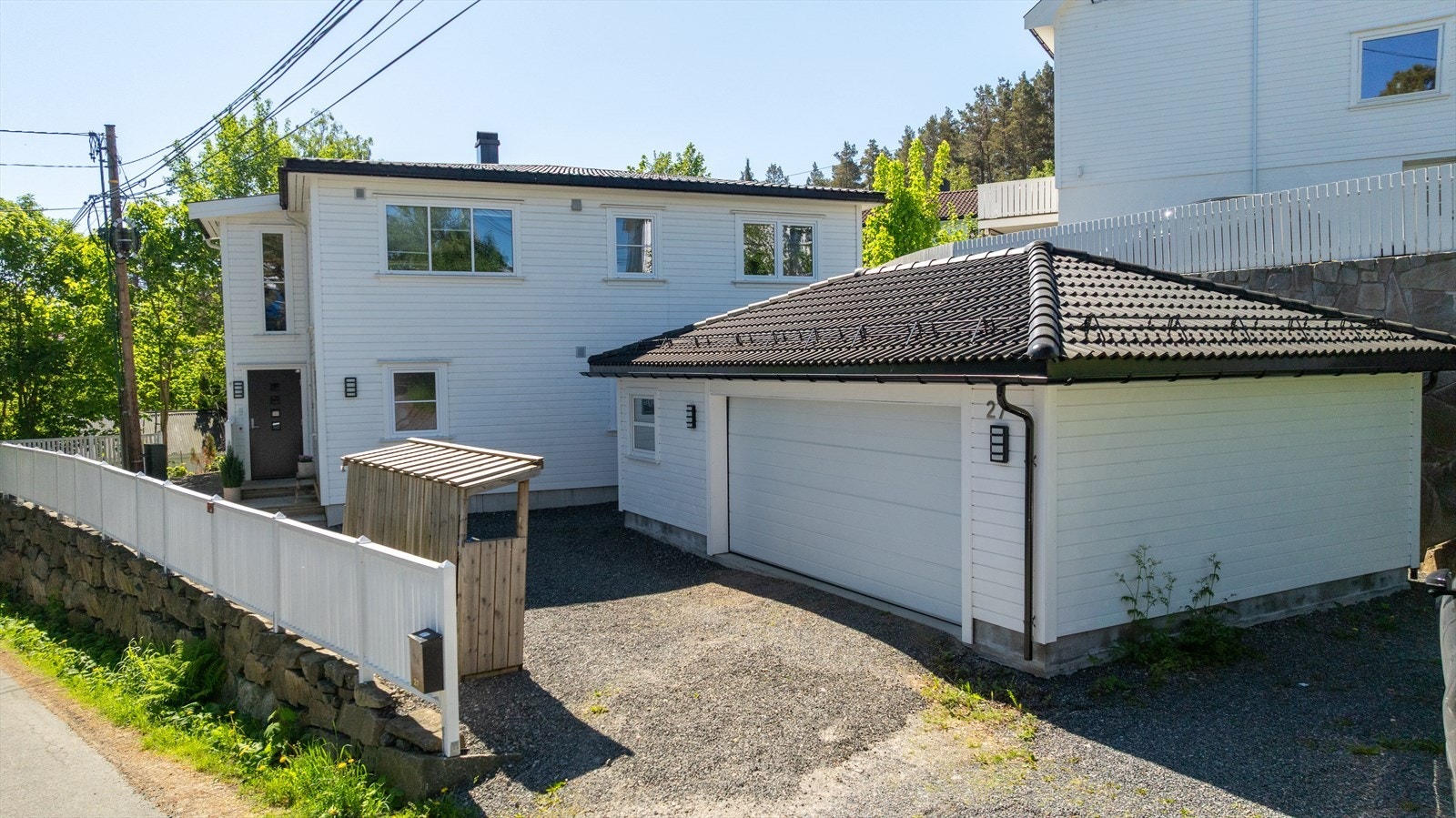 God plass til parkering både i garasje og på egen tomt. Galleribilde