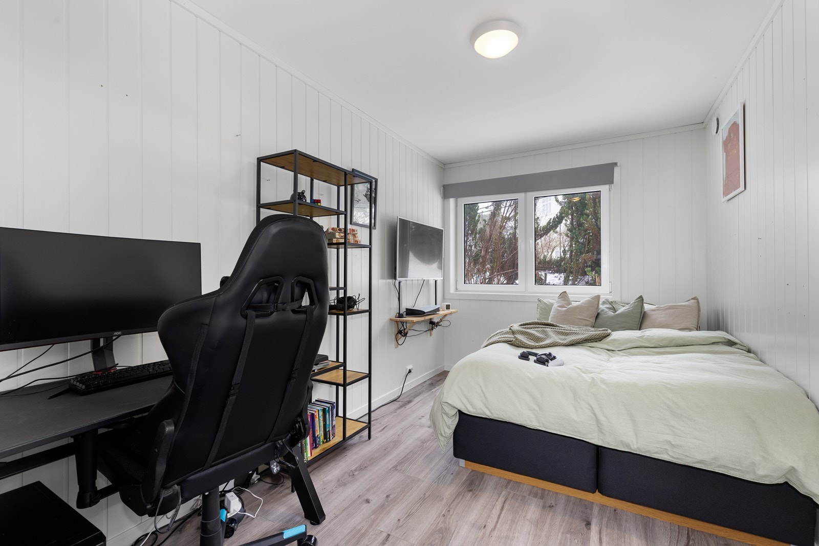 Soverommet brukes i dag som rom for barn/ungdom og er innredet med seng, skrivebord og hyller. Dette rommet er det som er tiltenkt en potensiell hybel. Galleribilde