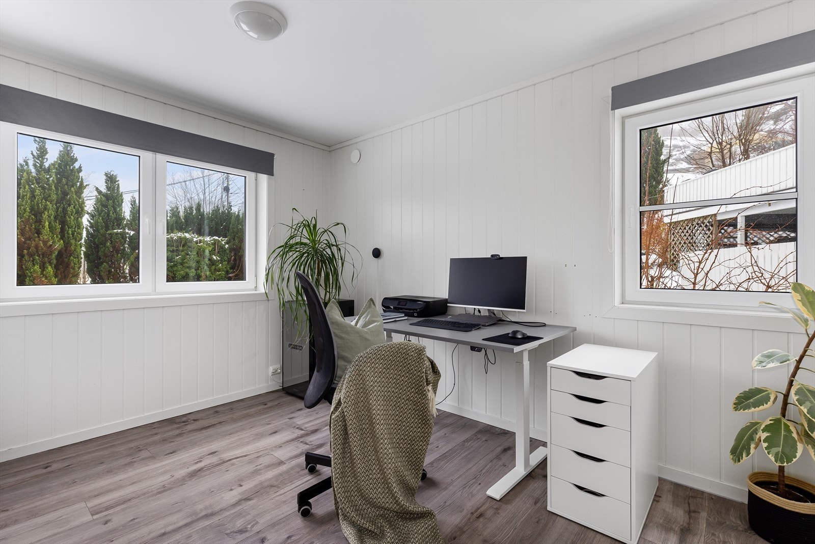Det andre rommet brukes i dag som kontor, men har god plass til dobbeltseng, skap og annet møblement. Tilknyttet rommet er en praktisk bod. Galleribilde