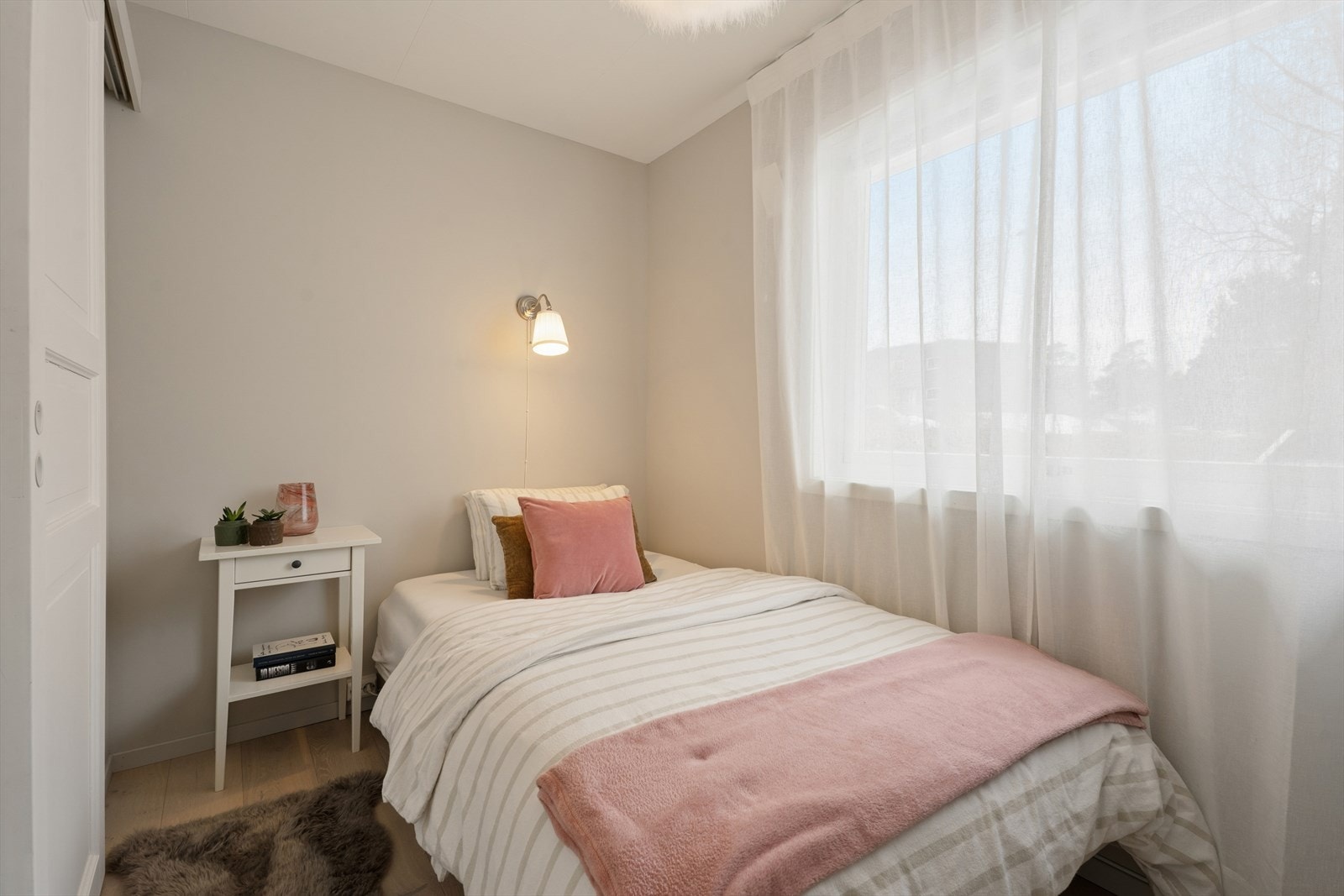 Boligens andre soverom har god størrelse med plass til seng og kontorpult. I tillegg er det eget bodrom som gir ekstra lagringsplass, eller som kan brukes til garderobe. Galleribilde