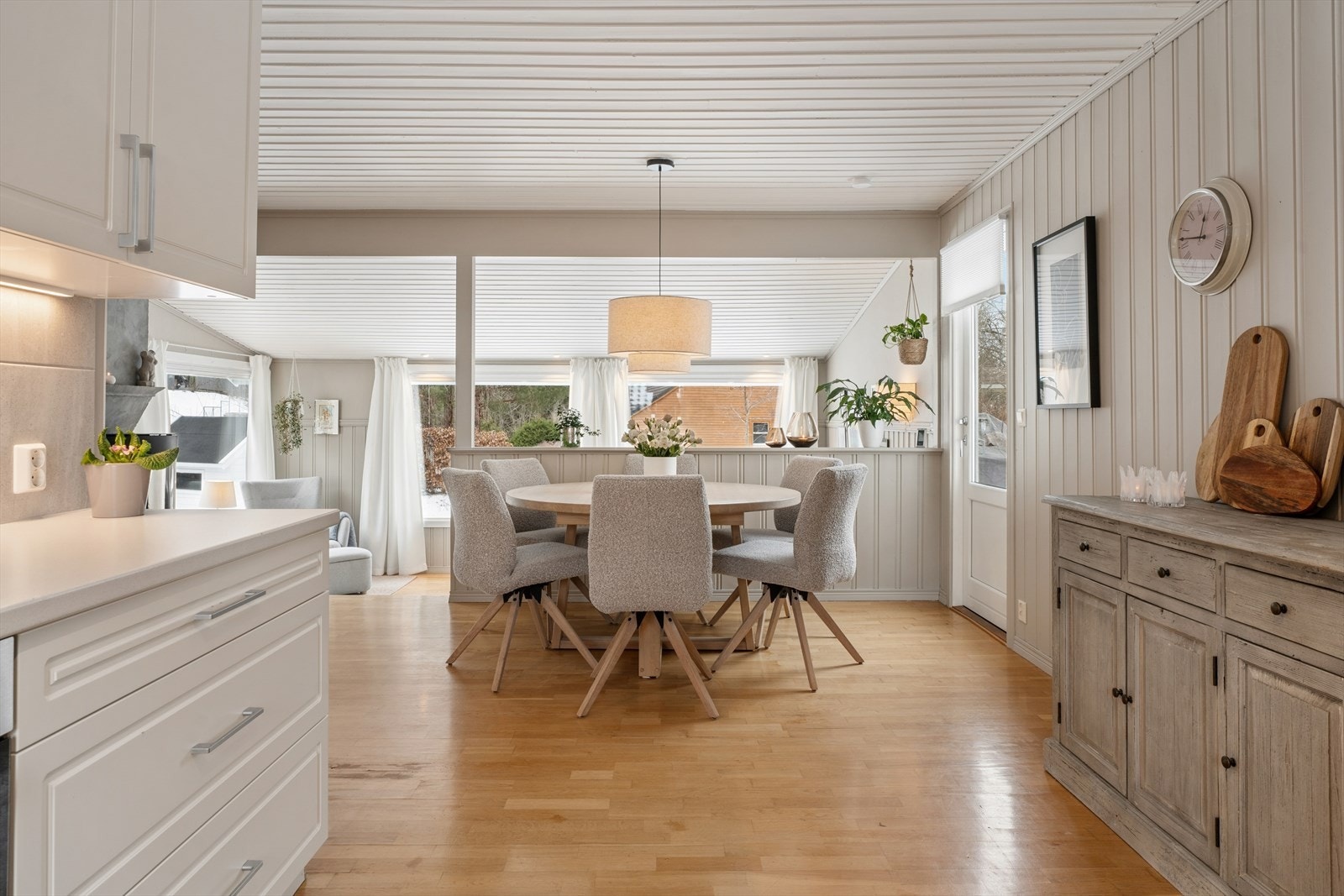 Fra spiseområdet er det direkte utgang til terrasse, perfekt plass for grill og sittegruppe ute. Galleribilde