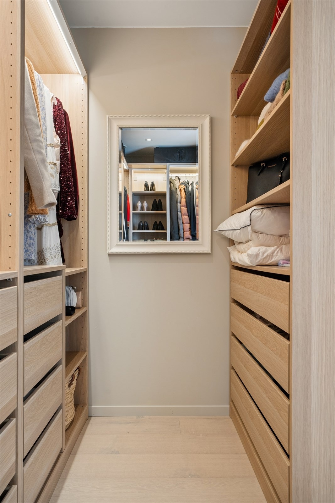 Garderoben er innredet med PAX-skap fra IKEA. Galleribilde