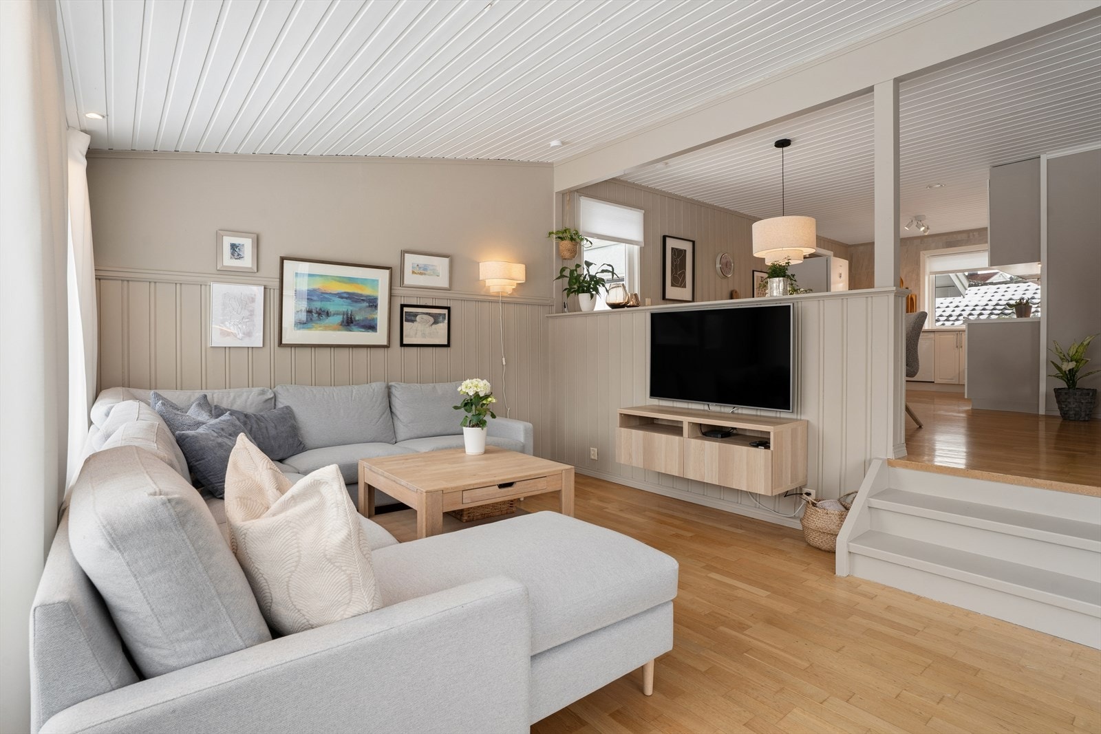 God plass til stor sofagruppe og mediamøbler. Galleribilde