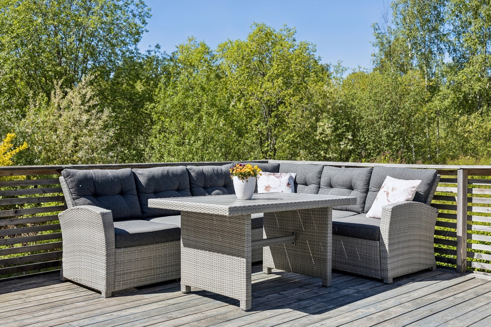 Terrasse med utgang fra kjøkken og spisestue. Terrassen har behov for oppgradering, men har et stort potensial. Flott beliggenhet ut mot stort grøntområde. Galleribilde