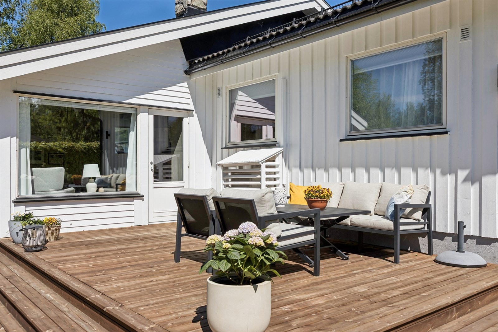 Terrassen ligger i tilknytning til stuen og blir som en ekstra forlengelse av rommet på sommerhalvåret. Galleribilde