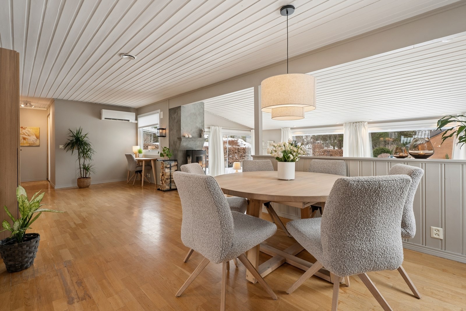Stuen er utformet slik at det er god plass til å dekke langbord med plass til mange gjester. Galleribilde