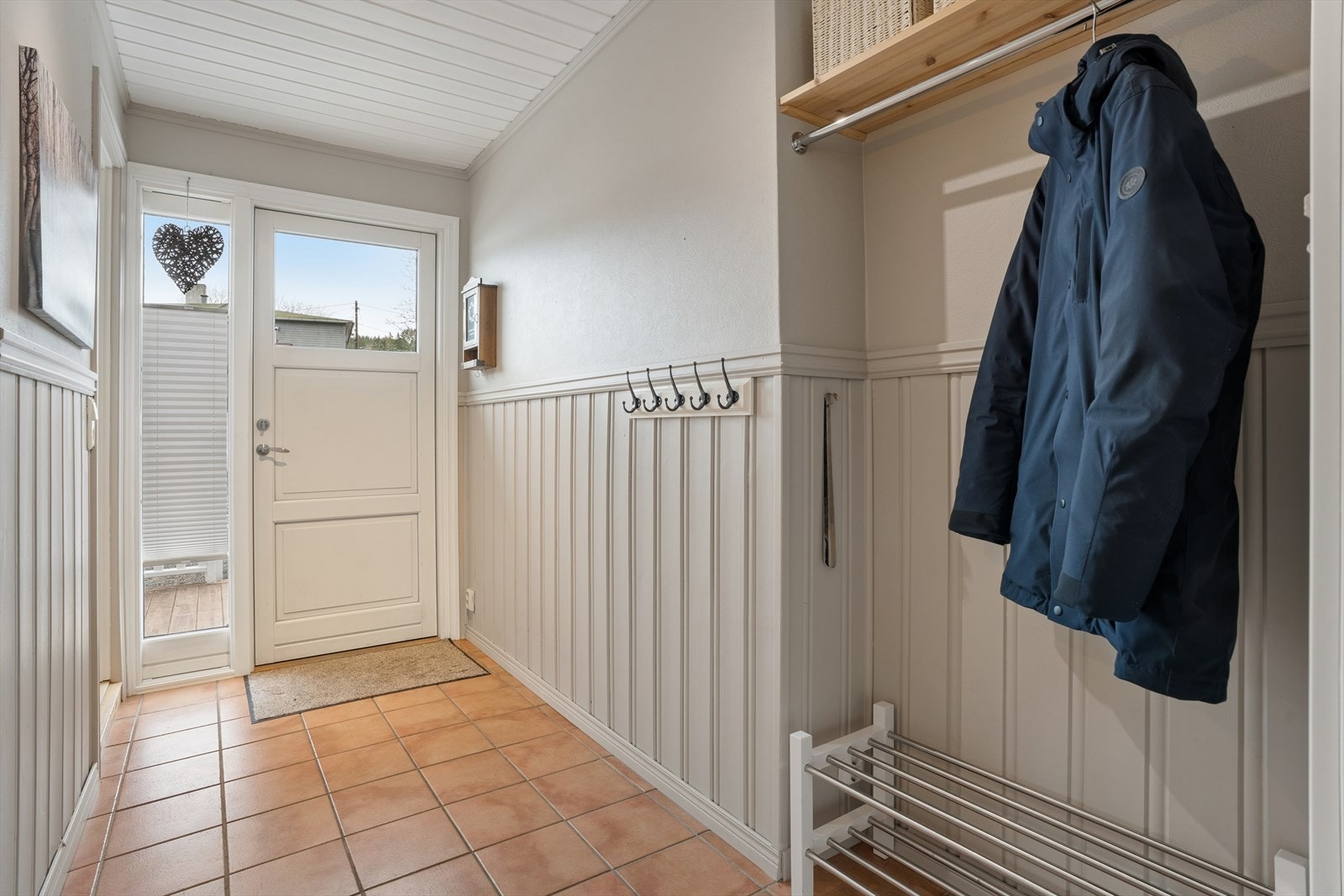 Velkommen inn - lys og romslig entré med nisje for oppheng til yttertøy. Praktisk gulv med fliser. Galleribilde